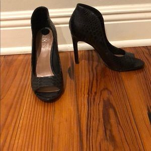Vince Camuto Black snakeskin heels Sz 7